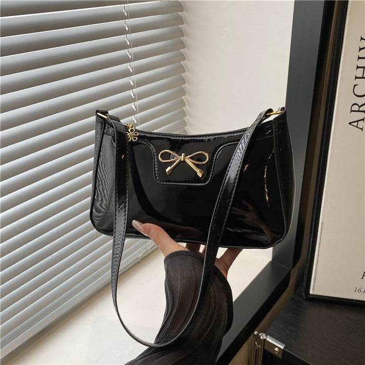 Damen elegante Umhängetasche mit schimmerndem Lackfinish und dekorativem Schleifenakzent Nord Taschen