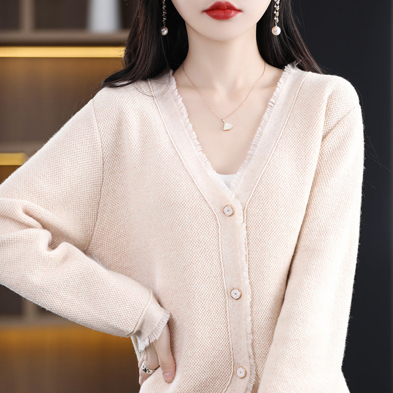 Damen Kurzgeschnittener V‑Ausschnitt‑Cardigan mit feinem Flor und Perlmuttknöpfen Nord Taschen