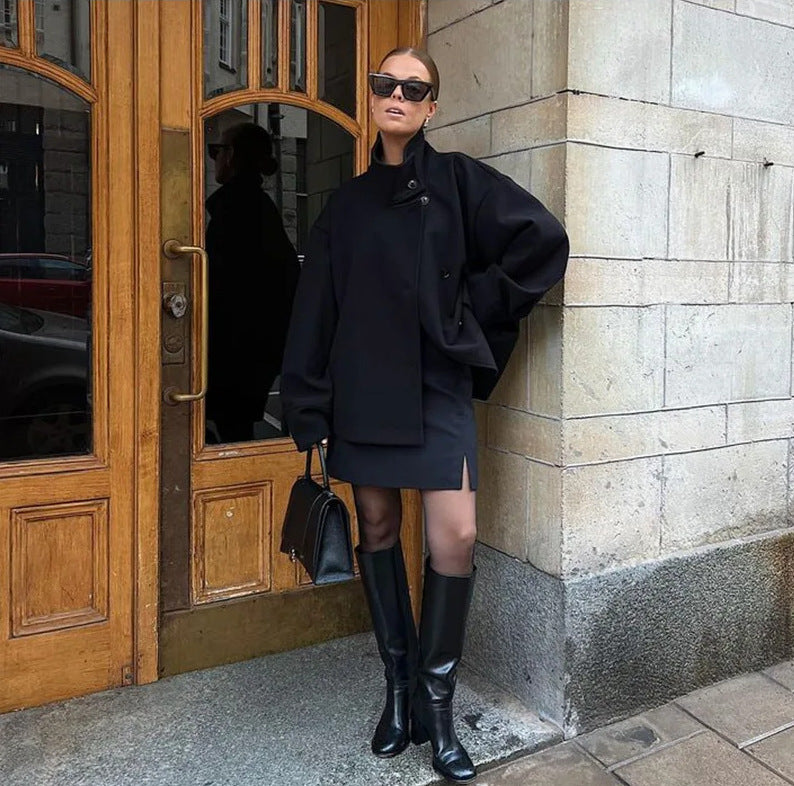 Damen 9800+ kurze boxy‑Wollmix‑Jacke mit hohem Funnelkragen, asymmetrischer Knopfleiste und verstellbaren Manschetten Nord Taschen