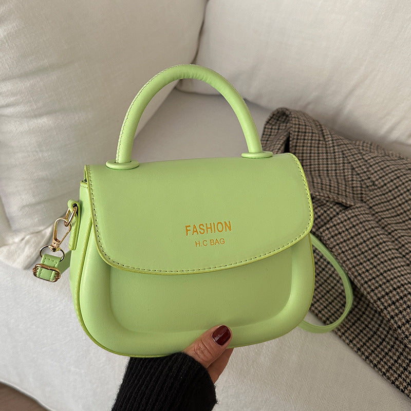 Damen Henkeltasche mit modernem Klappverschluss und eleganten Details Nord Taschen