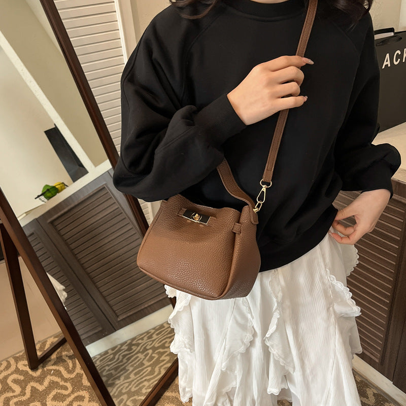 Damen Handtasche mit strukturiertem Obermaterial und elegantem Verschluss Nord Taschen
