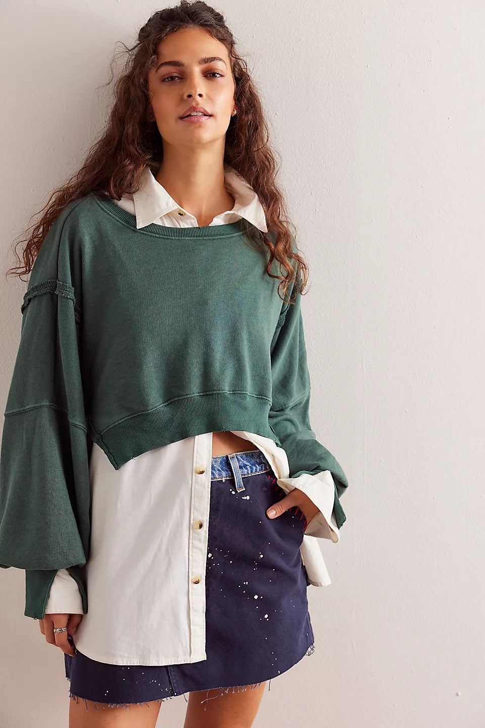 Damen cropped Oversize-Sweatshirt mit Daumenloch, fransigem Saum und weitem Raglanärmel Nord Taschen