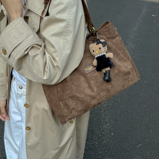 Damen Hobo-Tasche aus weichem Veloursleder mit niedlichem Anhänger Nord Taschen