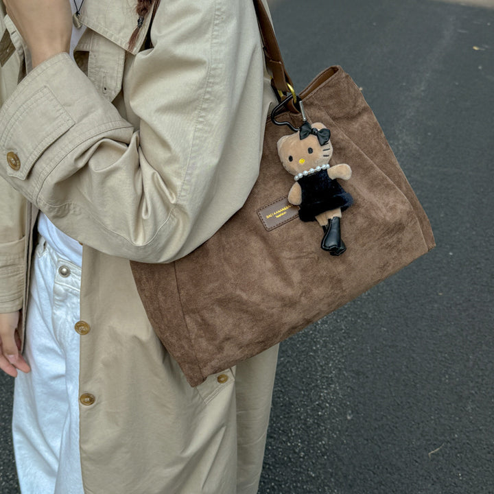 Damen Hobo-Tasche aus weichem Veloursleder mit niedlichem Anhänger Nord Taschen