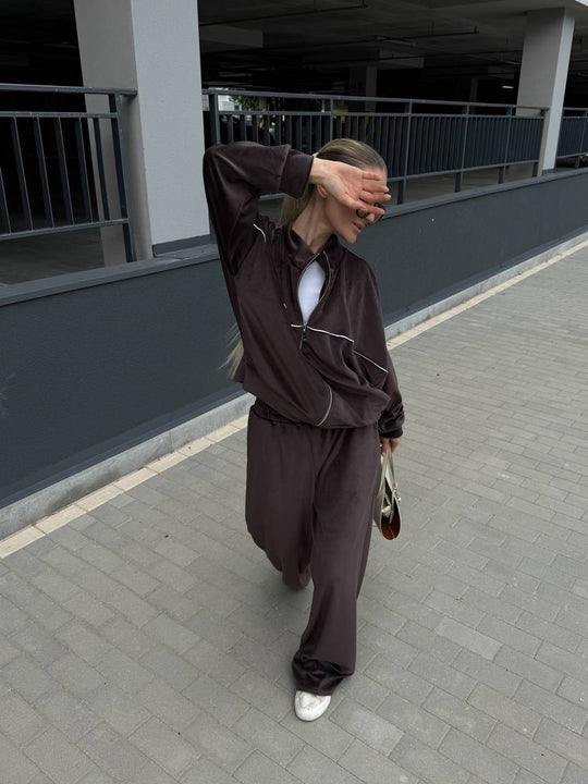 Damen sportive Oversize-Fleecejacke mit diagonaler Reißverschluss-Optik und weit geschnittener High-Waist-Jogginghose Nord Taschen