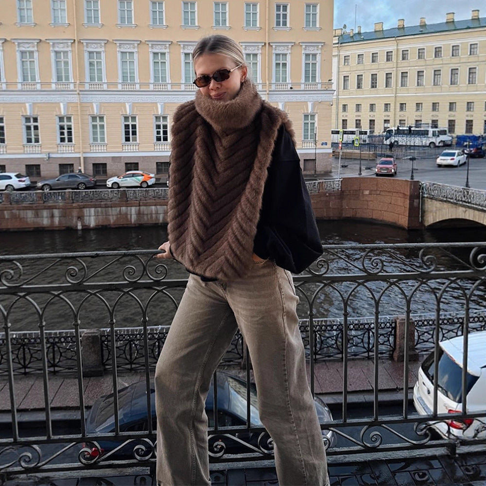 Damen Gefüttertes Pelzponcho mit hohem Rollkragen & Chevron-Struktur Nord Taschen