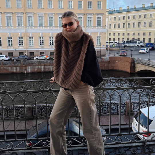 Damen Gefüttertes Pelzponcho mit hohem Rollkragen & Chevron-Struktur Nord Taschen