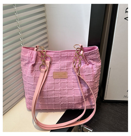 Damen Schultertasche mit strukturiertem Design und unverwechselbaren Kettenakzenten Nord Taschen