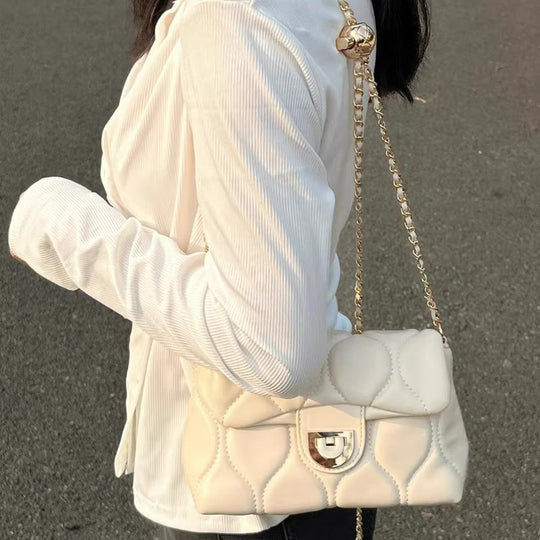 Damen Clutch-Tasche mit gepolstertem Design und goldenen Akzenten Nord Taschen