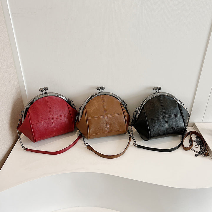 Damen Handtasche mit klassischem Klappverschluss und eleganten Akzenten Nord Taschen