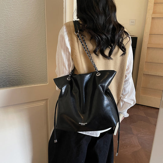 Damen Hobo-Tasche aus hochwertigem Kunstleder mit dekorativem Kettenakzent Nord Taschen