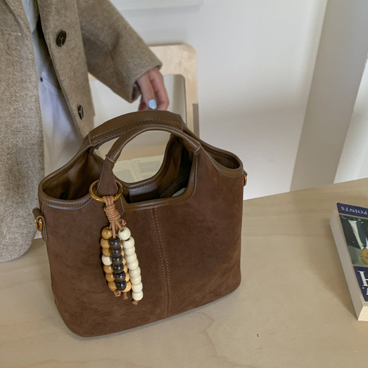 Damen elegante Veloursleder-Handtasche mit dekorativem Schmuckanhänger Nord Taschen