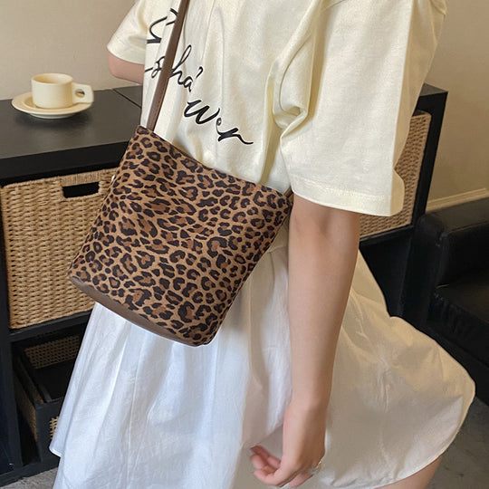 Damen Schultertasche aus weichem Wildleder mit minimalistischer Form Nord Taschen
