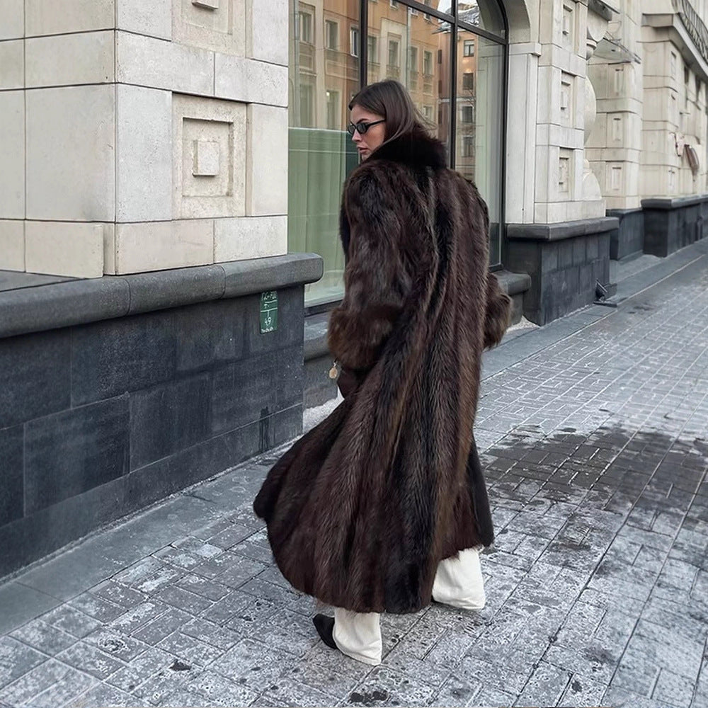 Damen Luxuriöser langer Pelzmantel mit breitem Kragen und voluminösen Ärmeln Nord Taschen