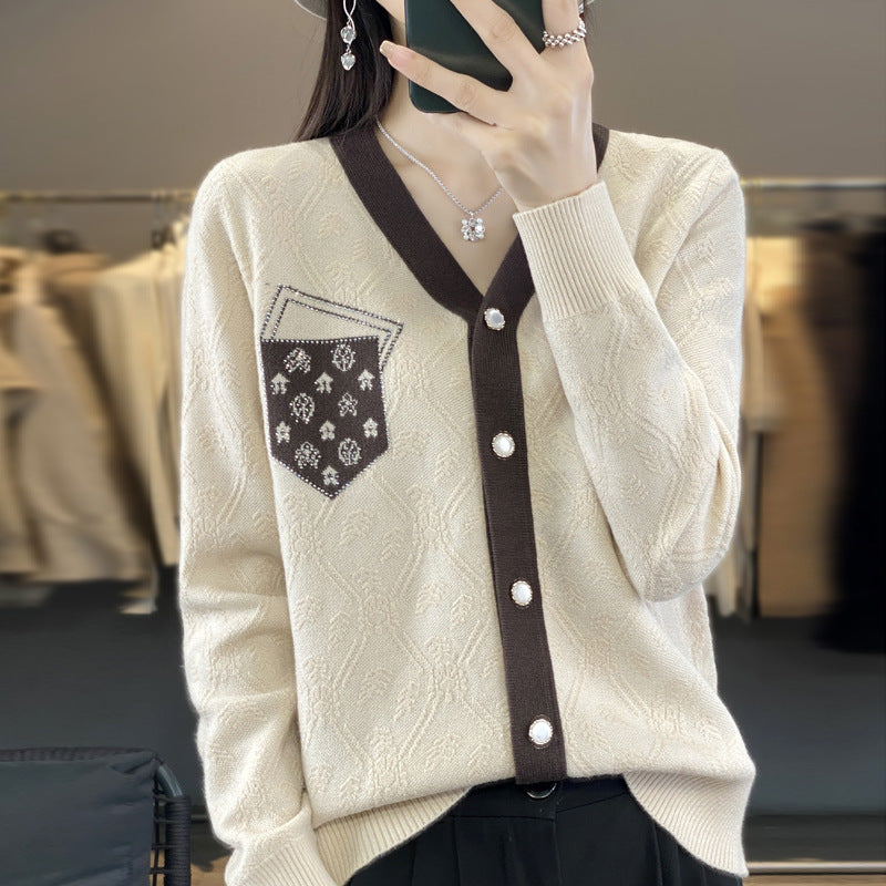 Damen Kurzgeschnittener V‑Neck-Cardigan mit Perlmuttknöpfen und kontrastierter Brusttasche Nord Taschen