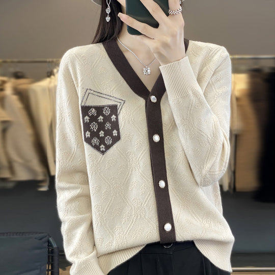 Damen Kurzgeschnittener V‑Neck-Cardigan mit Perlmuttknöpfen und kontrastierter Brusttasche Nord Taschen
