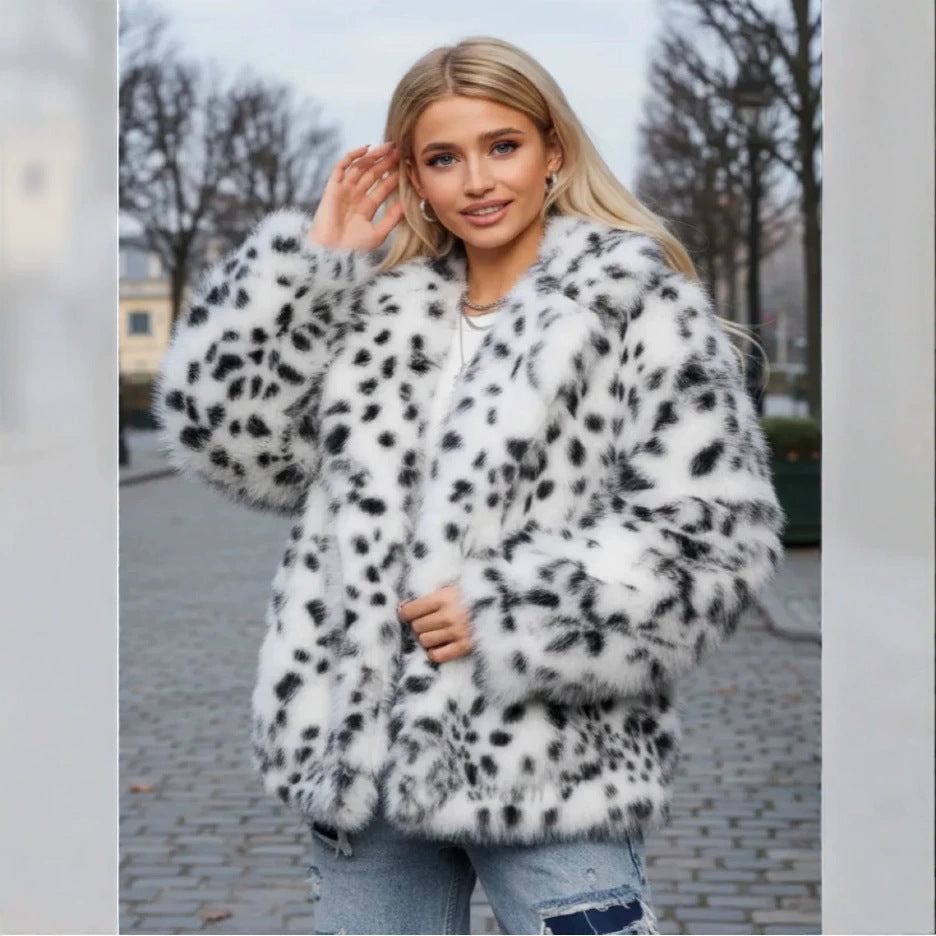Damen Kurze Kapuzen‑Faux‑Fur‑Jacke mit Boxy‑Silhouette und gepunkteter Shaggy‑Textur Nord Taschen