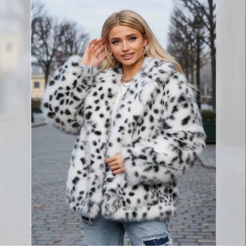 Damen Kurze Kapuzen‑Faux‑Fur‑Jacke mit Boxy‑Silhouette und gepunkteter Shaggy‑Textur Nord Taschen