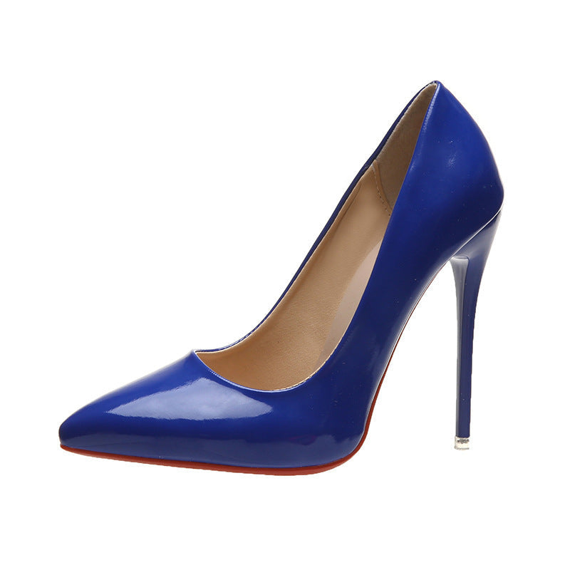 Damen elegante High Heels mit spitz zulaufender Zehenpartie und glänzender Oberfläche