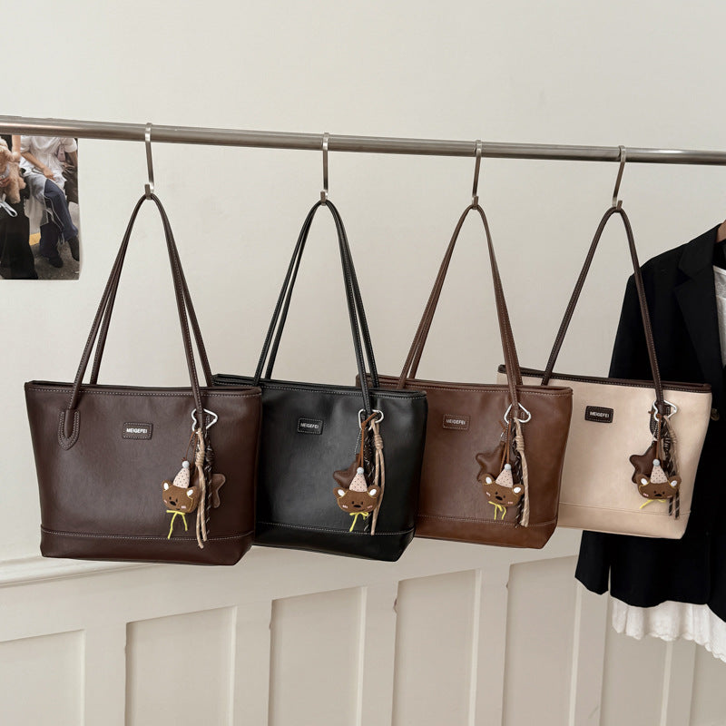 Damen elegante Henkeltasche aus hochwertigem Kunstleder mit charmantem Anhänger Nord Taschen