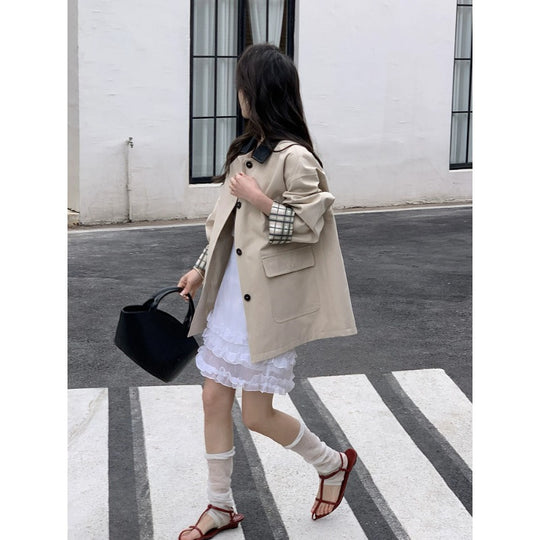 Damen Kurzer Boxy-Trench mit kontrastierendem Revers, kariertem Ärmelbesatz und aufgesetzten Pattentaschen Nord Taschen