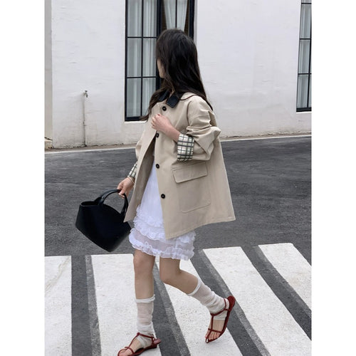 Damen Kurzer Boxy-Trench mit kontrastierendem Revers, kariertem Ärmelbesatz und aufgesetzten Pattentaschen Nord Taschen