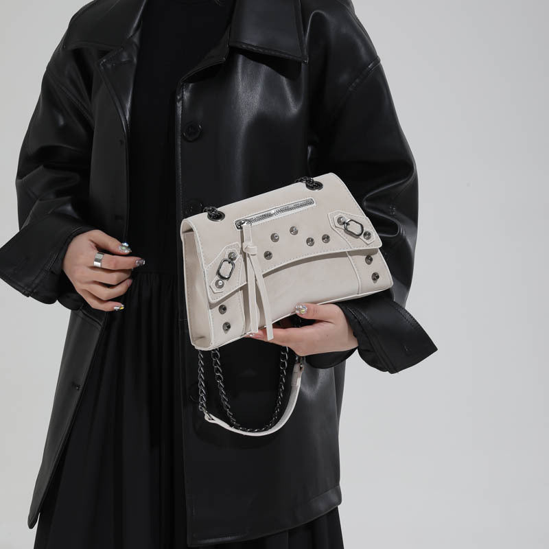 Damen Umhängetasche mit modischen Kettenakzenten und ausgefallenem Design Nord Taschen