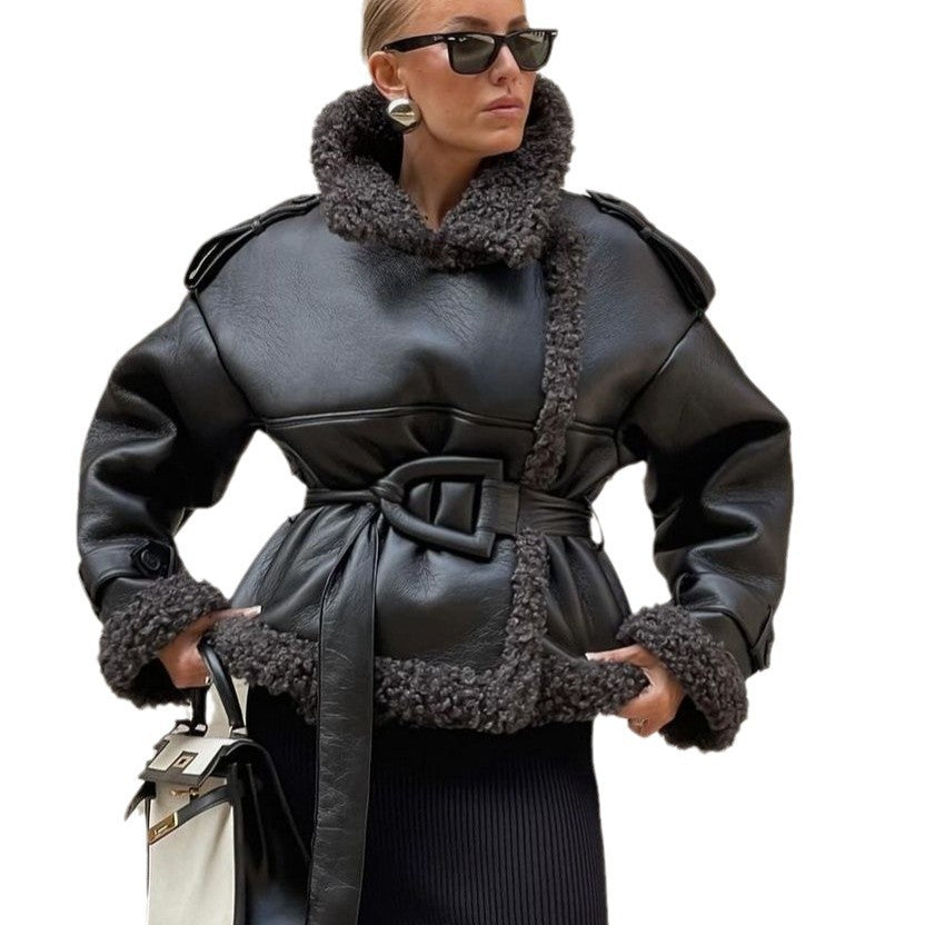 Damen Kurze Fliegerjacke aus Kunstleder mit Teddyfell-Kragen und Taillengürtel Nord Taschen