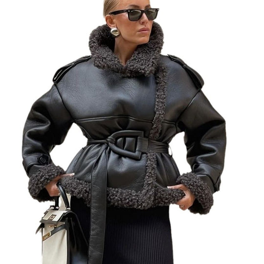 Damen Kurze Fliegerjacke aus Kunstleder mit Teddyfell-Kragen und Taillengürtel Nord Taschen