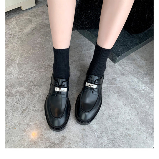 Damen Chunky‑Loafer mit profilierter Lug‑Sohle, breitem Riemen und metallischer Zierkappe Nord Taschen