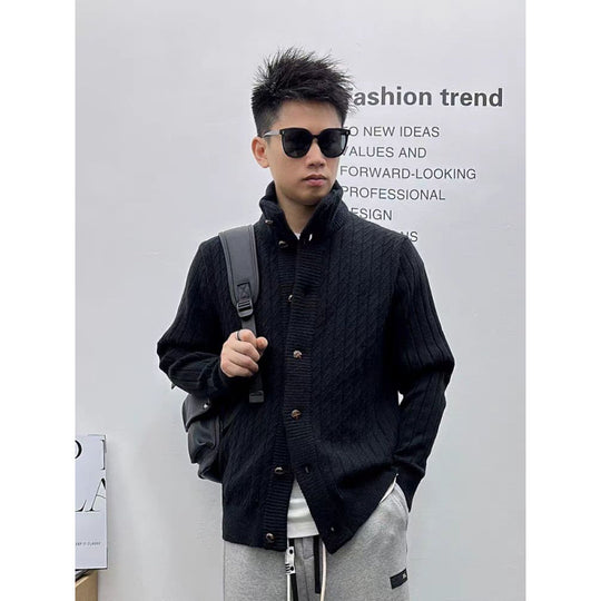 Herren Feinstrukturierter Zopfmuster-Cardigan mit hohem Stehkragen und durchgehender Knopfleiste Nord Taschen
