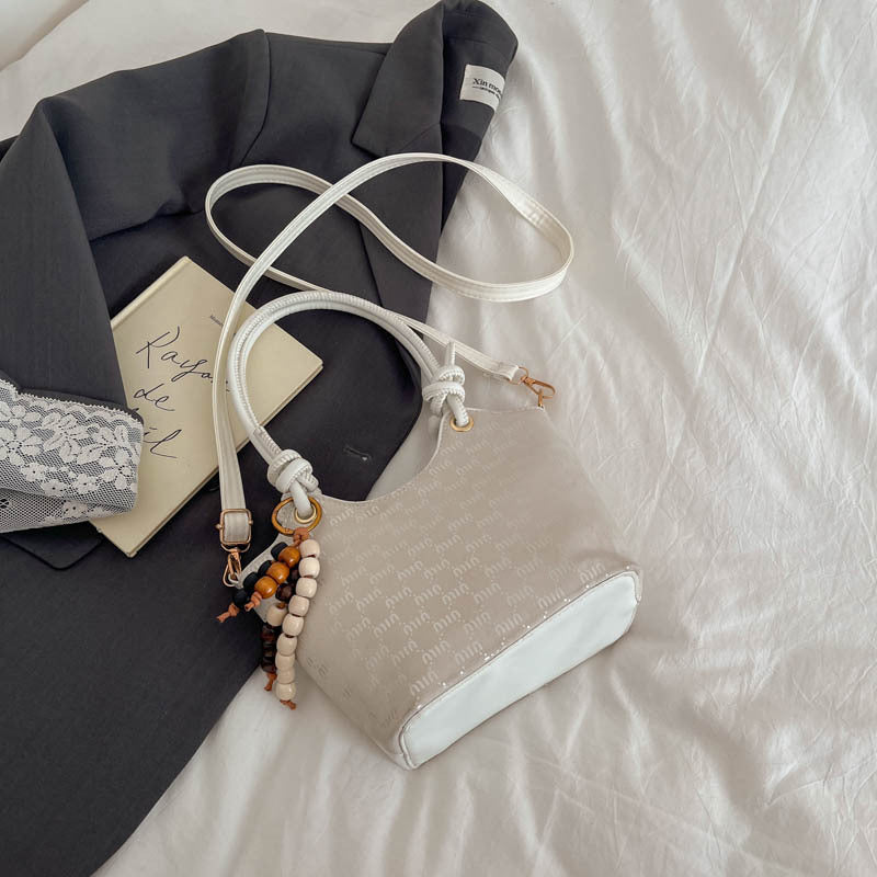 Damen Mini-Handtasche mit schimmerndem Obermaterial und eleganten Accessoires Nord Taschen