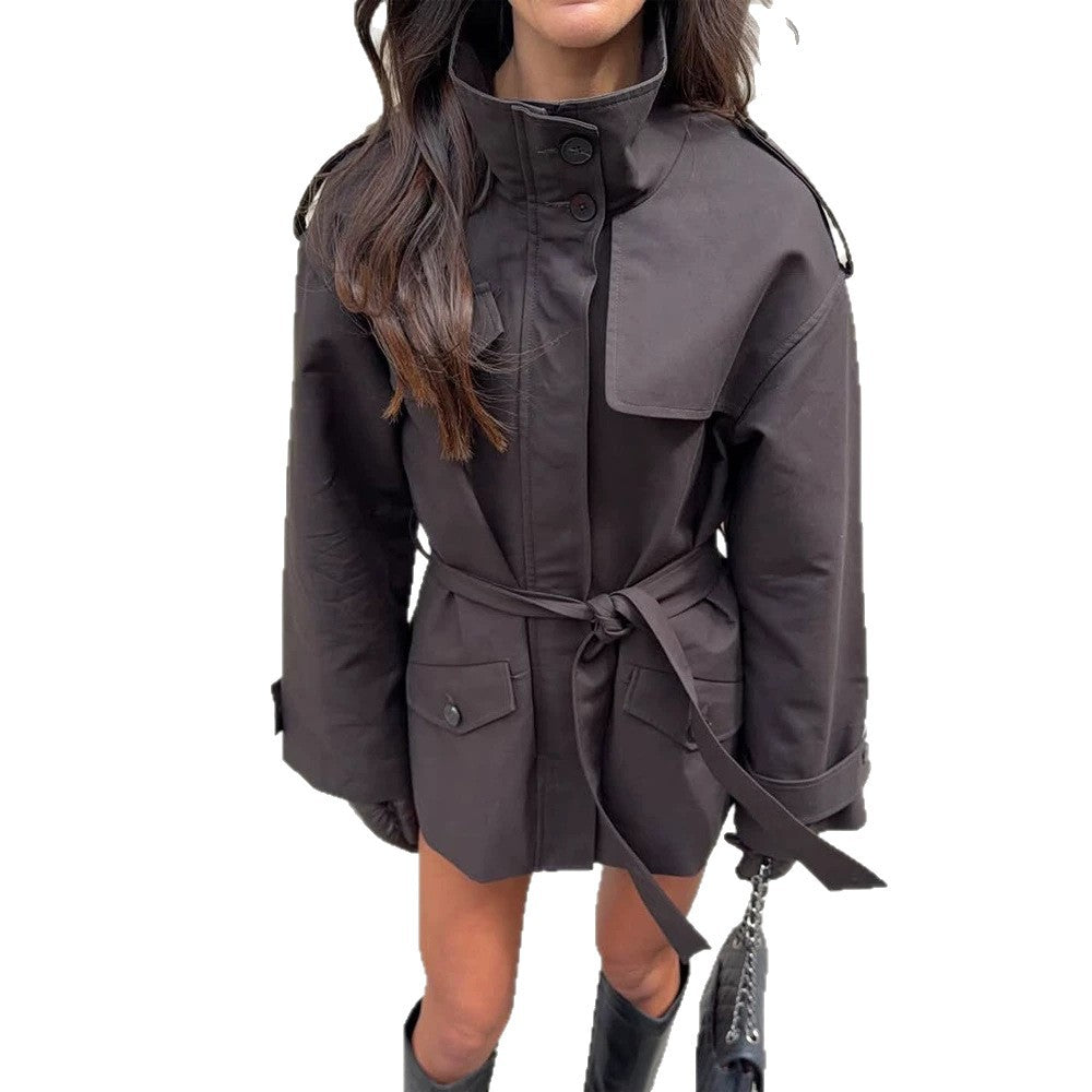 Damen Kurze Taillierte Trenchjacke mit Stehkragen, Pattentaschen und Bindegürtel Nord Taschen