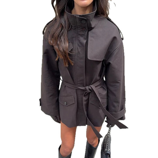 Damen Kurze Taillierte Trenchjacke mit Stehkragen, Pattentaschen und Bindegürtel Nord Taschen