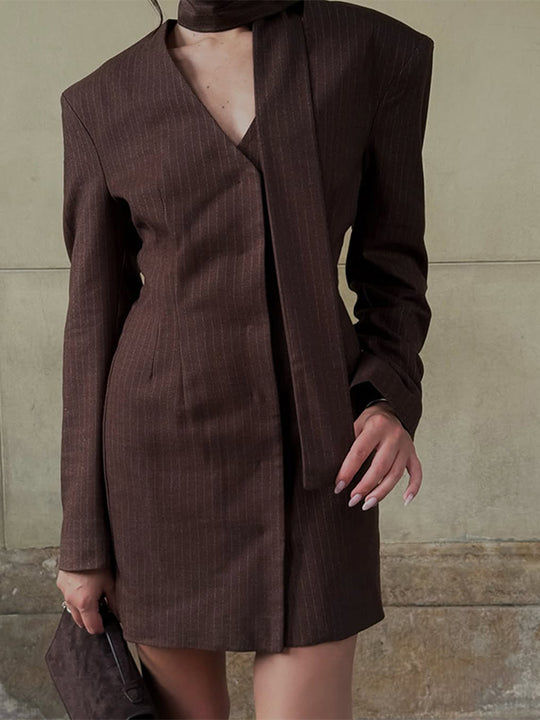 Damen Pinstripe tailliertes Blazerkleid mit skulpturierter Schulter und integriertem Schlipskragen Nord Taschen