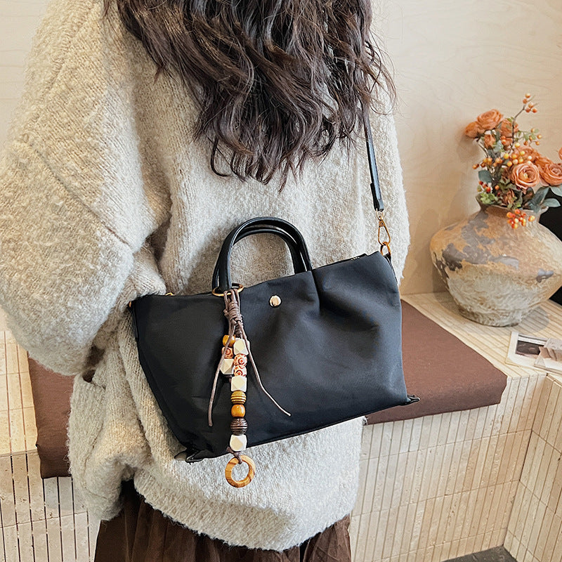 Damen elegante Umhängetasche mit charmantem Dekor Nord Taschen