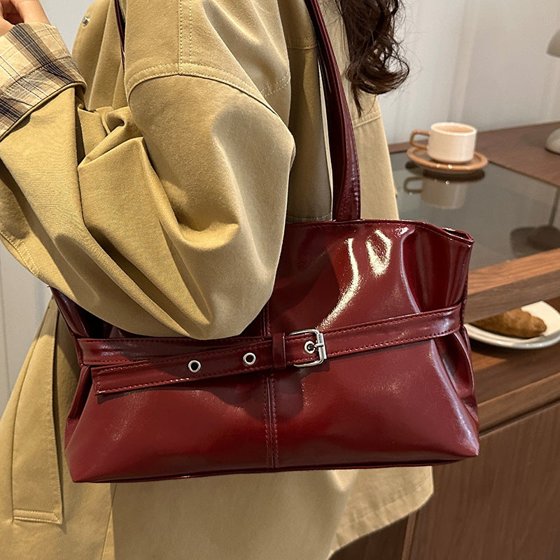 Damen Umhängetasche mit elegantem, glänzendem Design und praktischen Fächern Nord Taschen