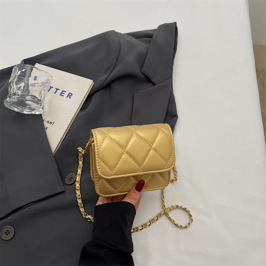 Damen Umhängetasche mit strukturiertem Design und edler Kettenverzierung Nord Taschen