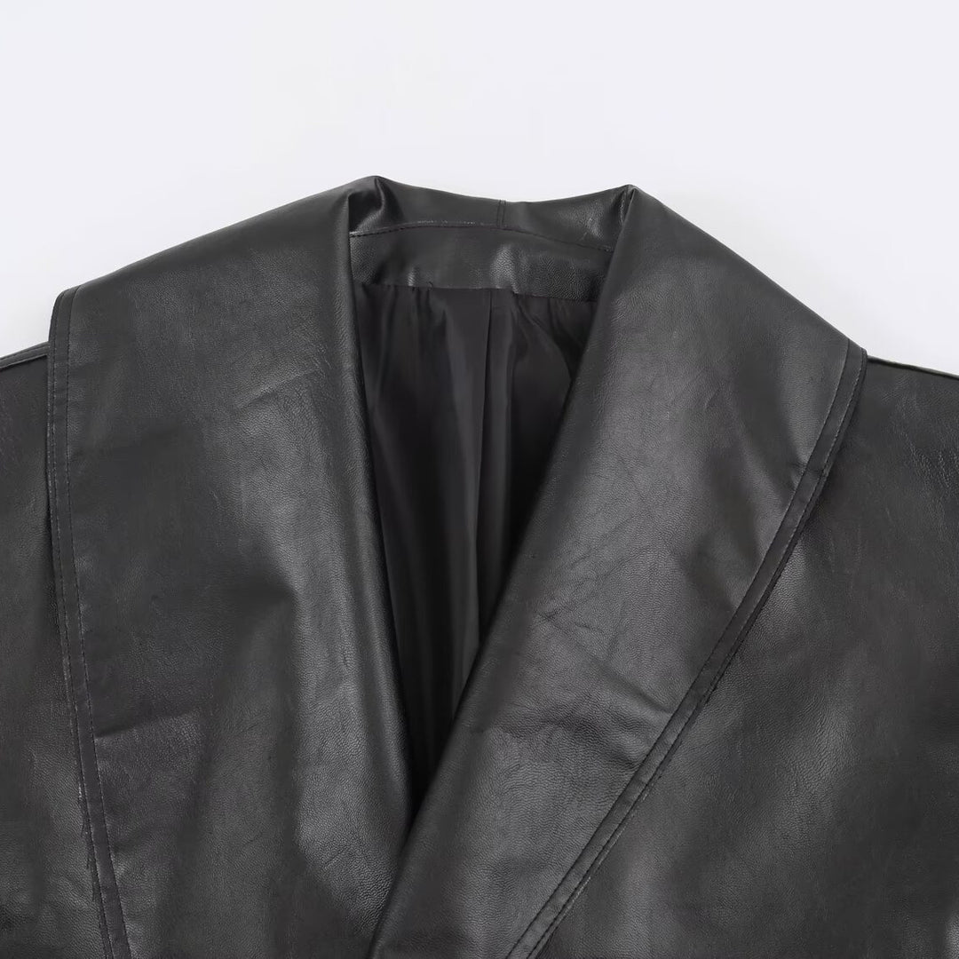 Damen Cropped Lederoptik-Jacke mit übergroßem Schalkragen und taillierendem Schnallenriemen Nord Taschen