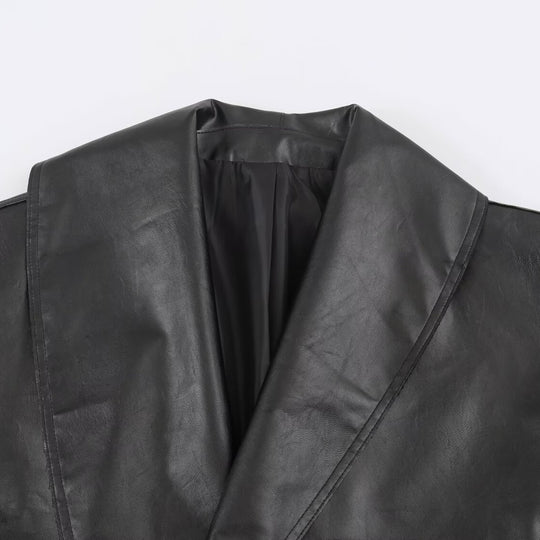 Damen Cropped Lederoptik-Jacke mit übergroßem Schalkragen und taillierendem Schnallenriemen Nord Taschen