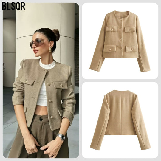 Damen Bouclé-Cropped-Jacke mit vier Pattentaschen und goldenen Schmuckknöpfen Nord Taschen