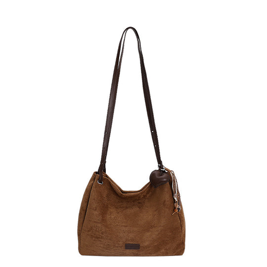 Damen Hobo-Tasche aus hochwertigem Veloursleder mit dekorativen Anhängern Nord Taschen