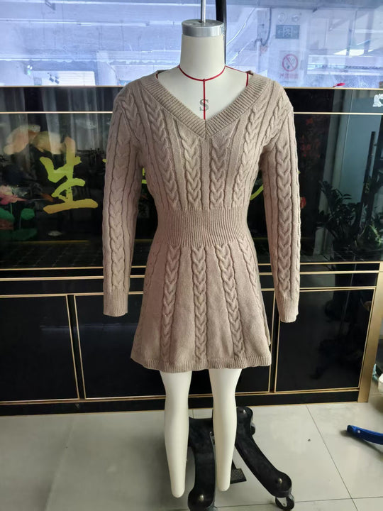 Damen Figurbetontes Strickkleid mit Zopfstruktur, V‑Ausschnitt und taillierter Schößchenform Nord Taschen