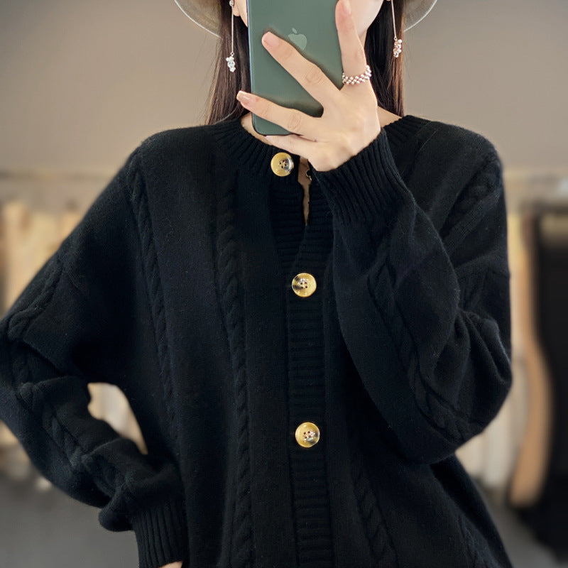 Damen Kaschmirähnlicher Zopfmuster‑Cardigan mit Rundhals und Hornoptikknöpfen Nord Taschen