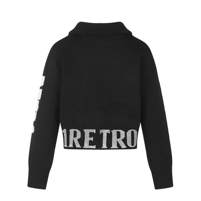 Damen Kurze Zopfmuster-Strickjacke mit Stehkragen, durchgehendem Reißverschluss und Typo-Bund Nord Taschen