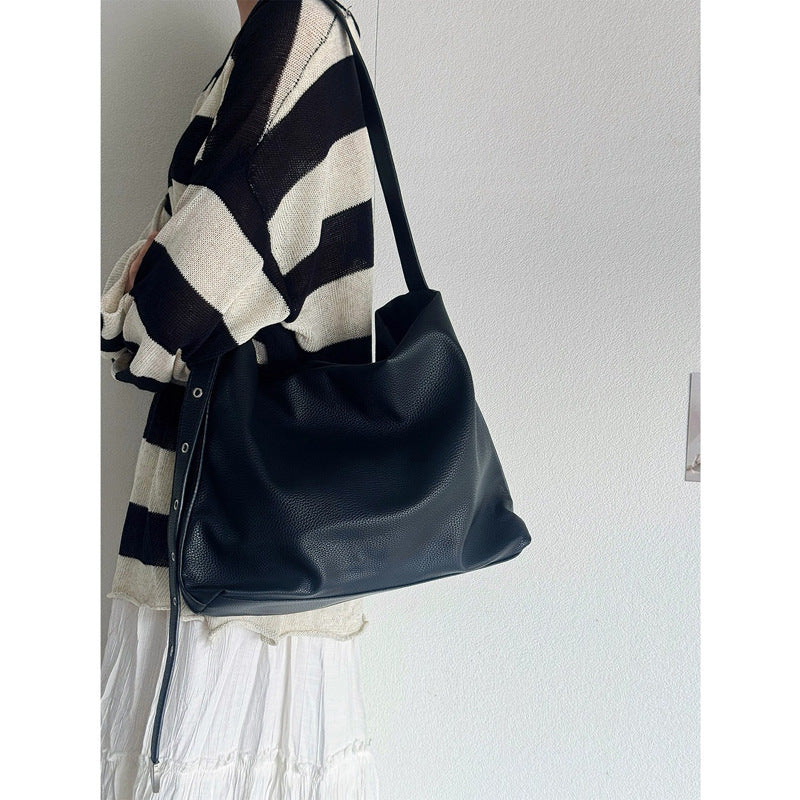 Damen Hobo-Tasche mit elegant geschwungenem Design und robustem Schulterriemen Nord Taschen