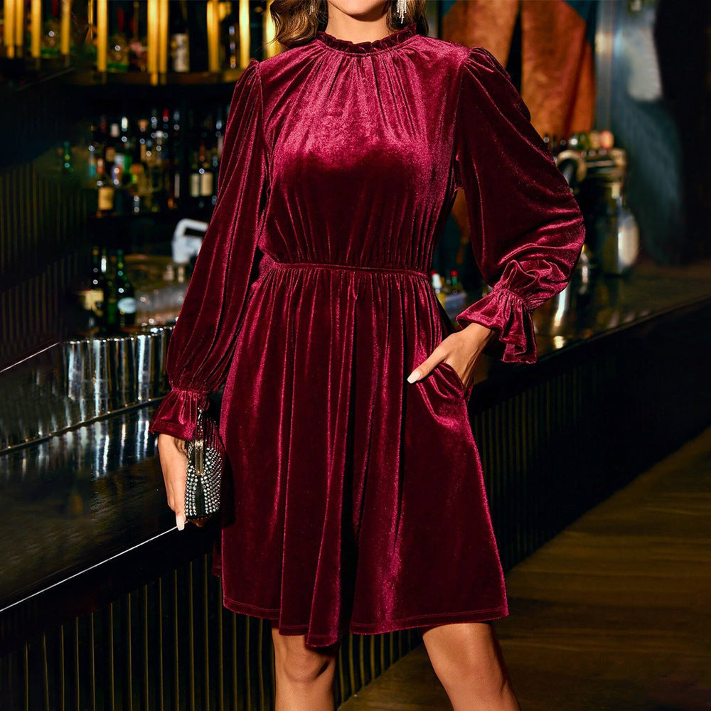 Damen samtiges knielanges Kleid mit Stehkragen, geraffter Taille und praktischen Eingrifftaschen Nord Taschen