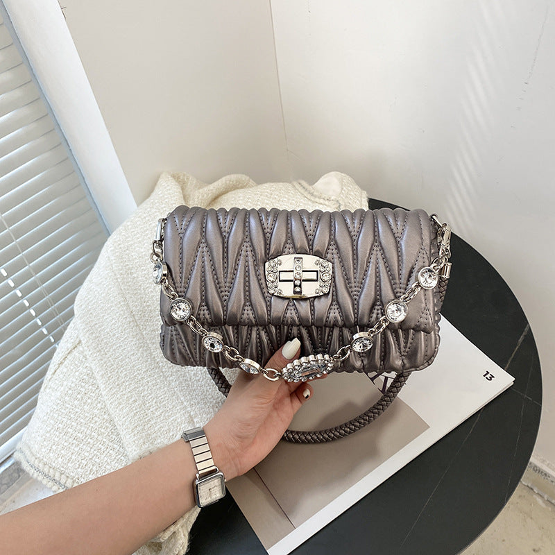 Damen Hobo-Tasche mit eleganter Raffung und glamourösem Kettenakzent Nord Taschen