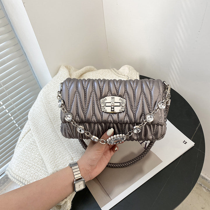 Damen Hobo-Tasche mit eleganter Raffung und glamourösem Kettenakzent Nord Taschen