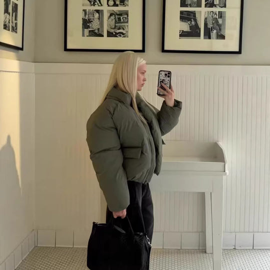 Damen Kurze boxy Funktionsjacke mit Kapuze, wattierter Isolierung und diagonalen Reißverschlusstaschen Nord Taschen